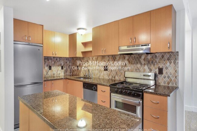 Building Photo - One Bedroom Condo on the Water in Lake Osw...