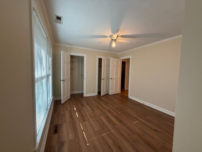 Building Photo - 124 Rock Creek Dr S