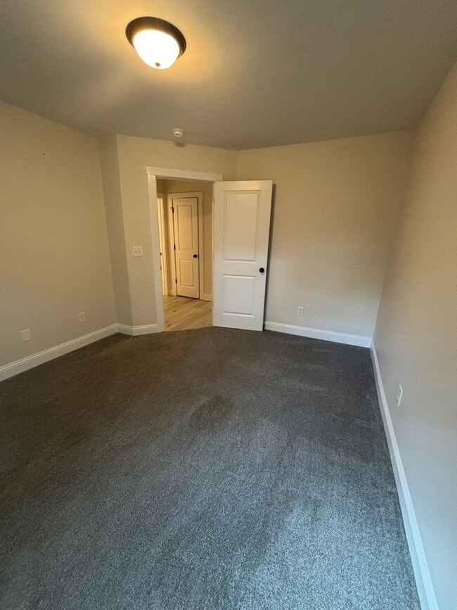 Building Photo - Newly Renovated & Move in ready