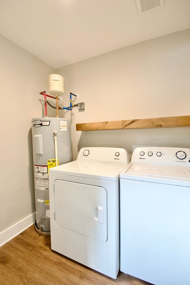 Building Photo - Now Leasing for Fall 2025! $1000 Per Bedro...