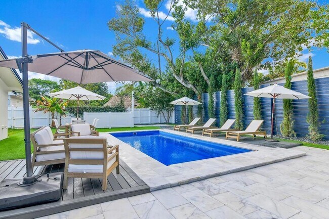 Building Photo - 3210 Palm Dr