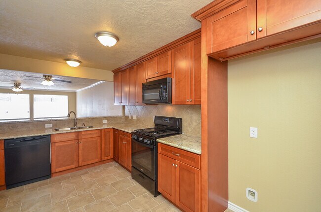 Building Photo - 3 BEDROOM TOWNHOME FOR LEASE IN LANGHAM CREEK