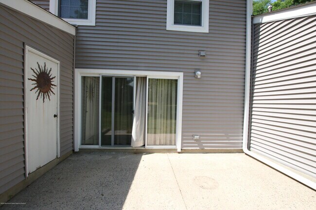 Building Photo - 62 Redwood Dr