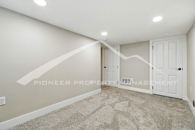 Building Photo - Spacious Home with Washer/Dryer and Centra...
