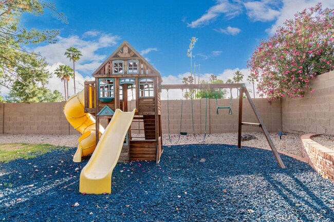 Building Photo - 5902 E Corrine Dr