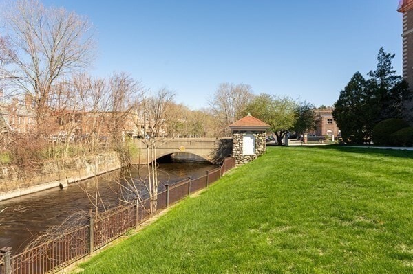 Building Photo - 16 Balmoral St