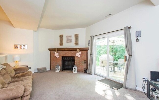 Building Photo - Beautiful updated 3-bedroom 1.5 bath townh...
