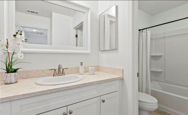 Building Photo - Spacious and Stylish 3 bedroom, 2.5  bath ...