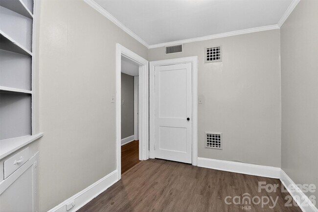 Building Photo - 1418 Park Dr