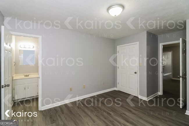 Building Photo - 300 Beaver Pointe Dr