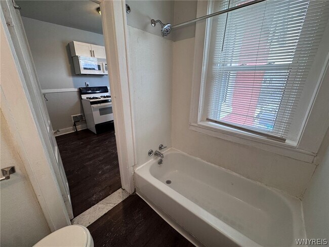 Building Photo - 856 Niagara St