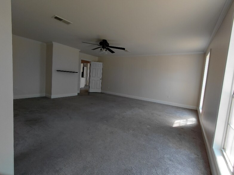 Building Photo - 211 Crakston Ct