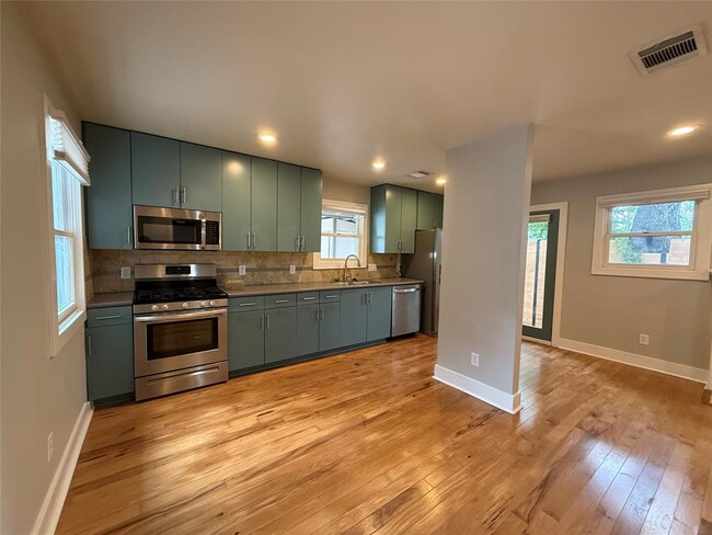 Primary Photo - 2105 Kinney Ave