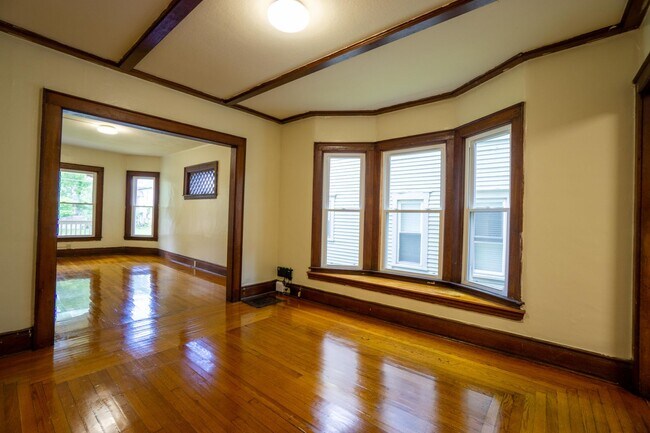 Building Photo - 3 Bed|1 Bath Apartment - 8/1/2026