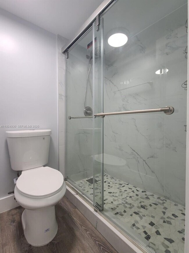 Building Photo - 8895 Fontainebleau Blvd