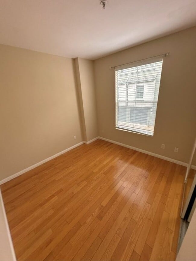 Building Photo - Nor Cal Realty Inc, 3 bedroom 3 bath townh...