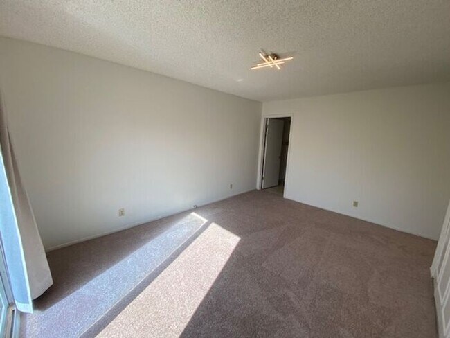 Building Photo - 701 Pine St