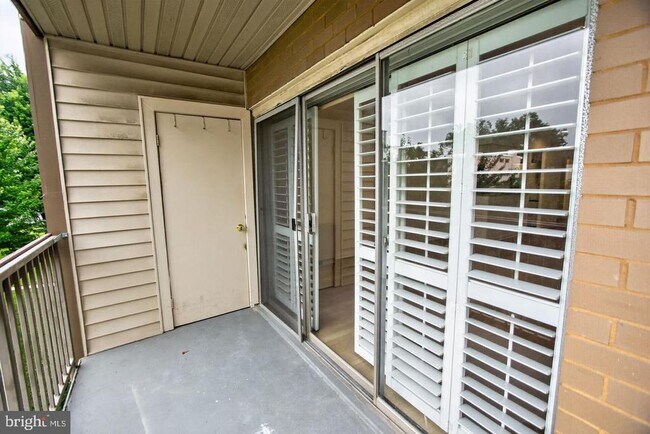 Building Photo - 7400 Lakeview Dr