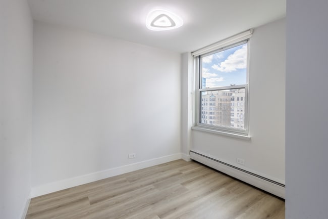 Building Photo - 336 W Wellington Ave