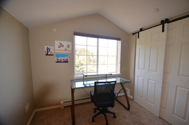 Building Photo - Furnished! Updated 3bed/3bath! 1 car garage! Heat included! Flexible lease terms!