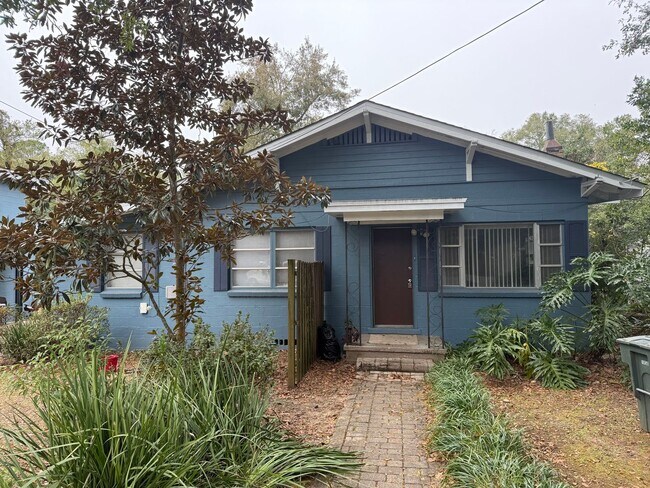 Building Photo - 410 8th Ave W