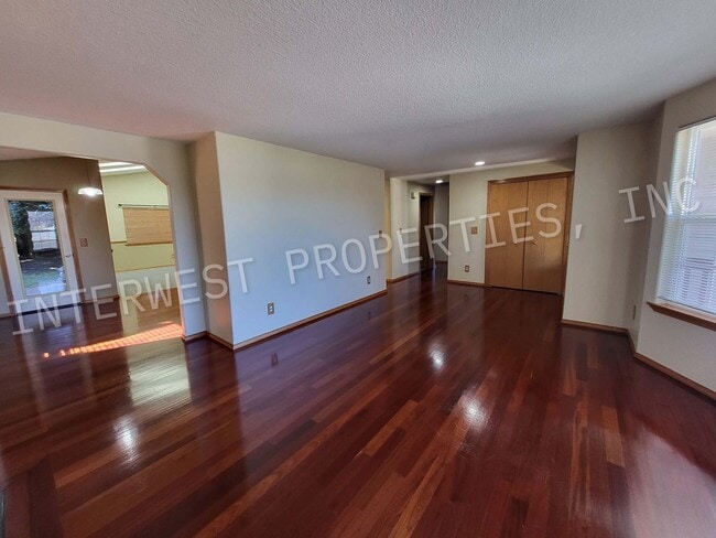 Building Photo - Spacious 3Bd Ba Ranch Style Home With A/C,...