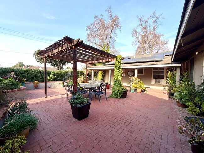 Building Photo - Charming 4-bedroom, 2-bath Home - MOVE IN READY