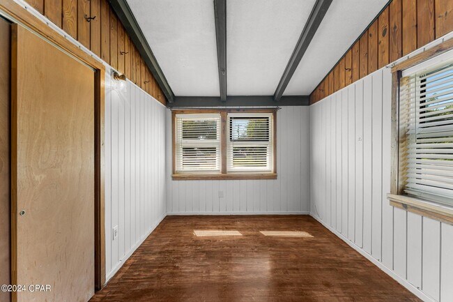 Building Photo - 526 Bay Ave