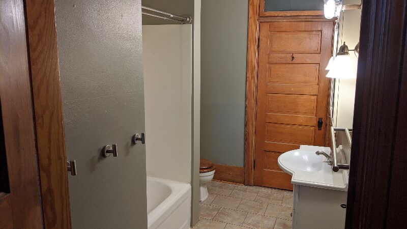 Building Photo - 127 1/2-38-32 E Main St