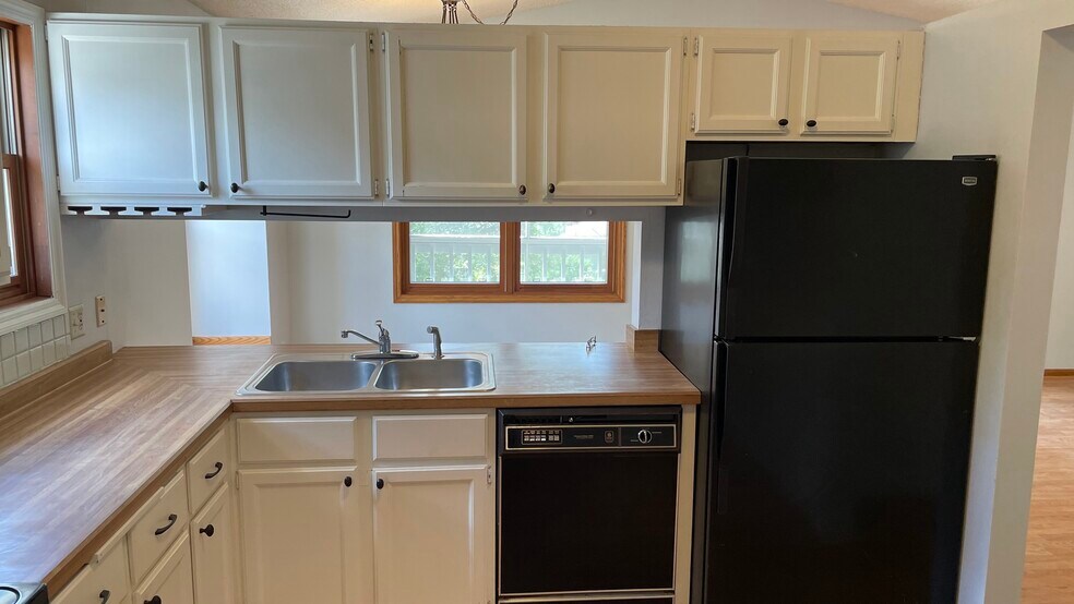 Building Photo - 5330 Highpointe Dr
