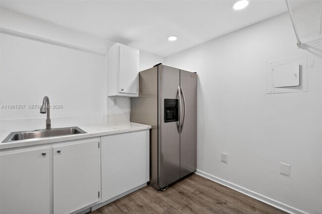 Building Photo - 9091 Lime Bay Blvd