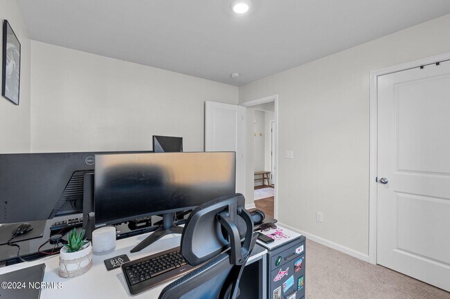Building Photo - 525 Birdsong Dr