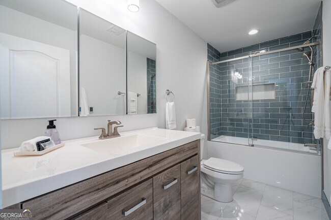 Building Photo - 2617 Caladium Dr NE