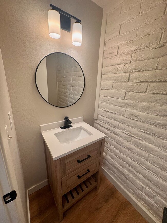 Building Photo - Beautifully Renovated Townhome in Coumbine...