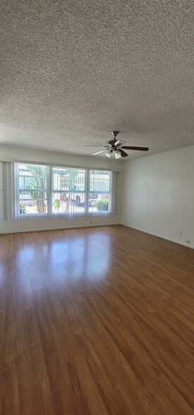 Building Photo - 25610 Oak St
