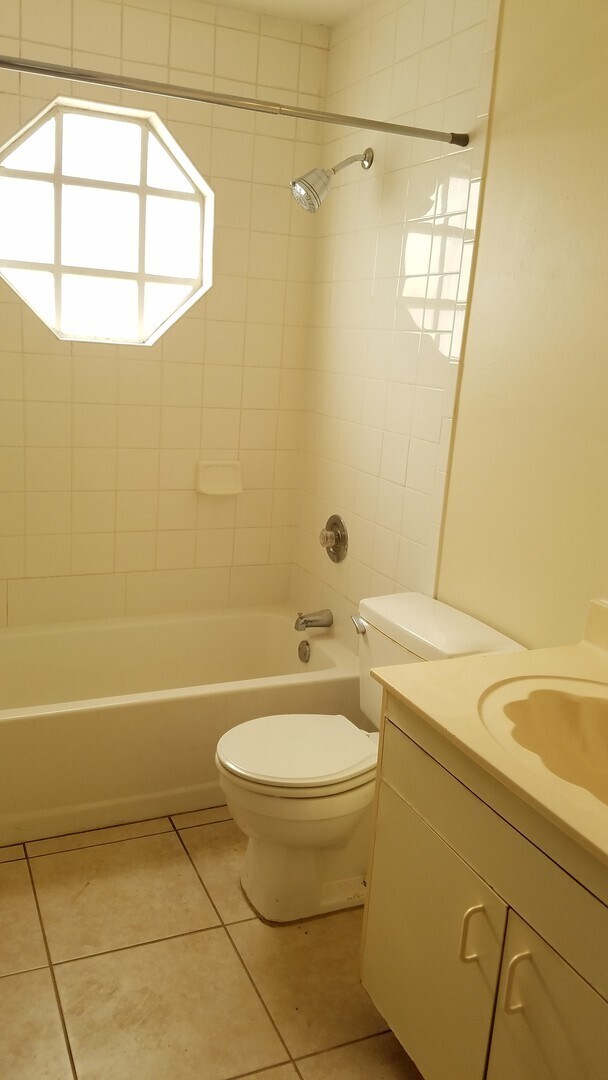 Building Photo - Nice 3 Bedroom 2 Bath home with Large Yard  Close to Jupiter Elementary