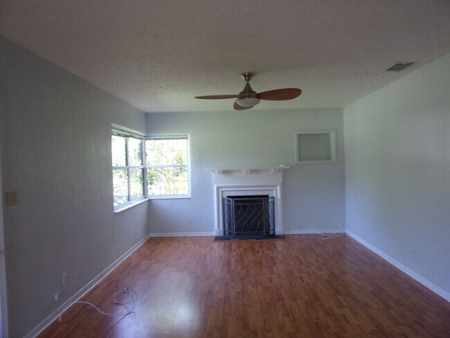 Building Photo - Walk to Lake Hollingsworth...Available Now