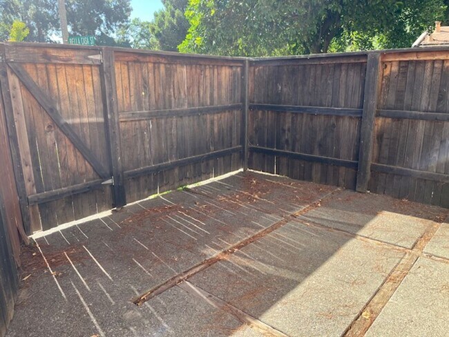 Building Photo - 3 bedroom 1.5 bathroom condo in Davis