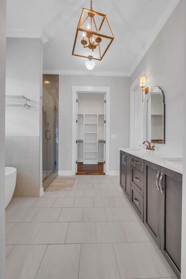Building Photo - Stunning 5BE/4.5BA in the heart of Green H...