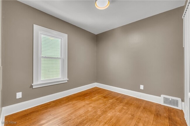 Building Photo - 10403 Russell Ave