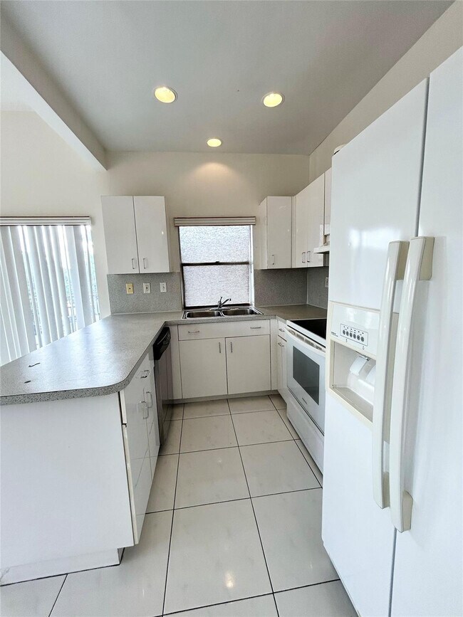Building Photo - 4850 SW 63rd Terrace