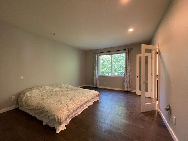 Building Photo - Custom Traditional Home in Montreux Neighborhood 3Bd/2Ba Home with 3 Car Garage!! Close to Cedar ...