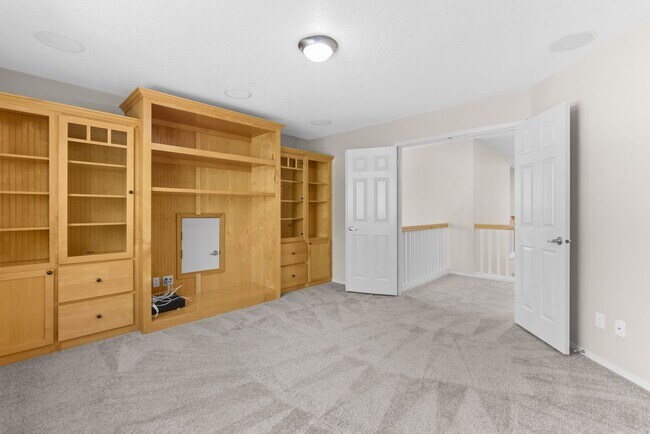 Building Photo - FOR RENT: CORNER LOT, Immaculate, lovely and spacious home - 5 bed, 3 bath + bonus room with 3-ca...