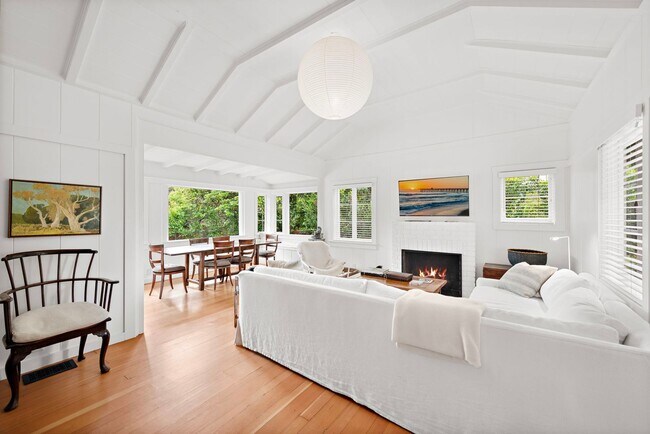 Building Photo - Classic Modern Cottage in Laguna Village