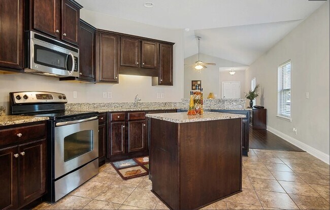 Building Photo - 2492 Bentridge Dr W