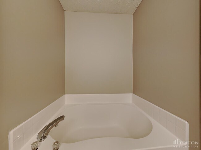 Building Photo - 4609 Clairmont Dr