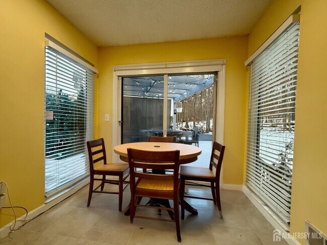 Building Photo - 5 Viburnum Ct