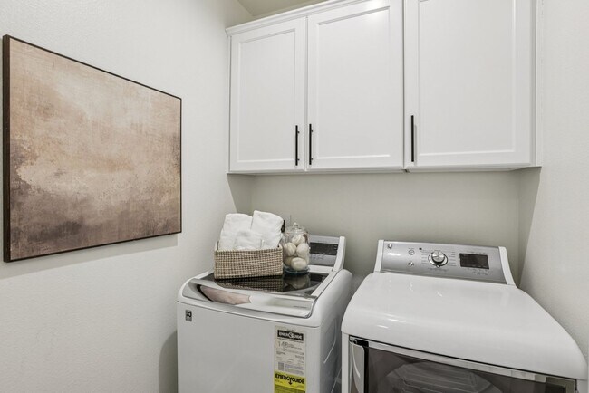 Building Photo - Beautiful Corner-Unit Townhome Near Downtown – 4 Bed | 3 baths