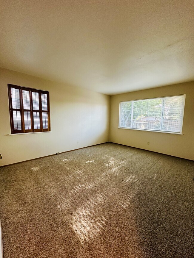 Building Photo - 3178 Hillview Ct