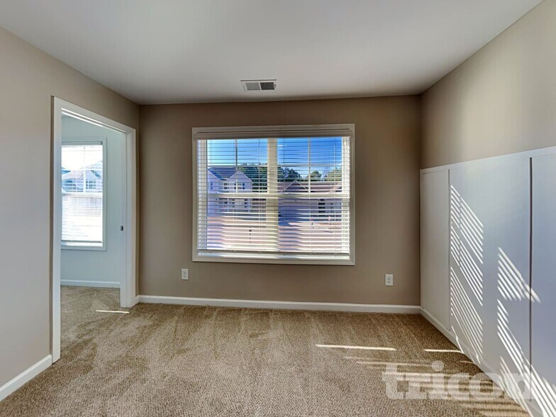 Building Photo - 215 Waters Edge Pkwy